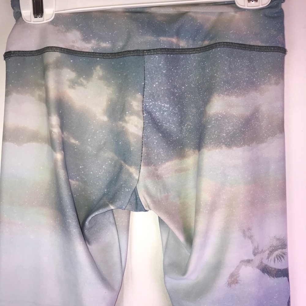 Onzie Desert Print Cropped Leggings - Picture 6 of 7